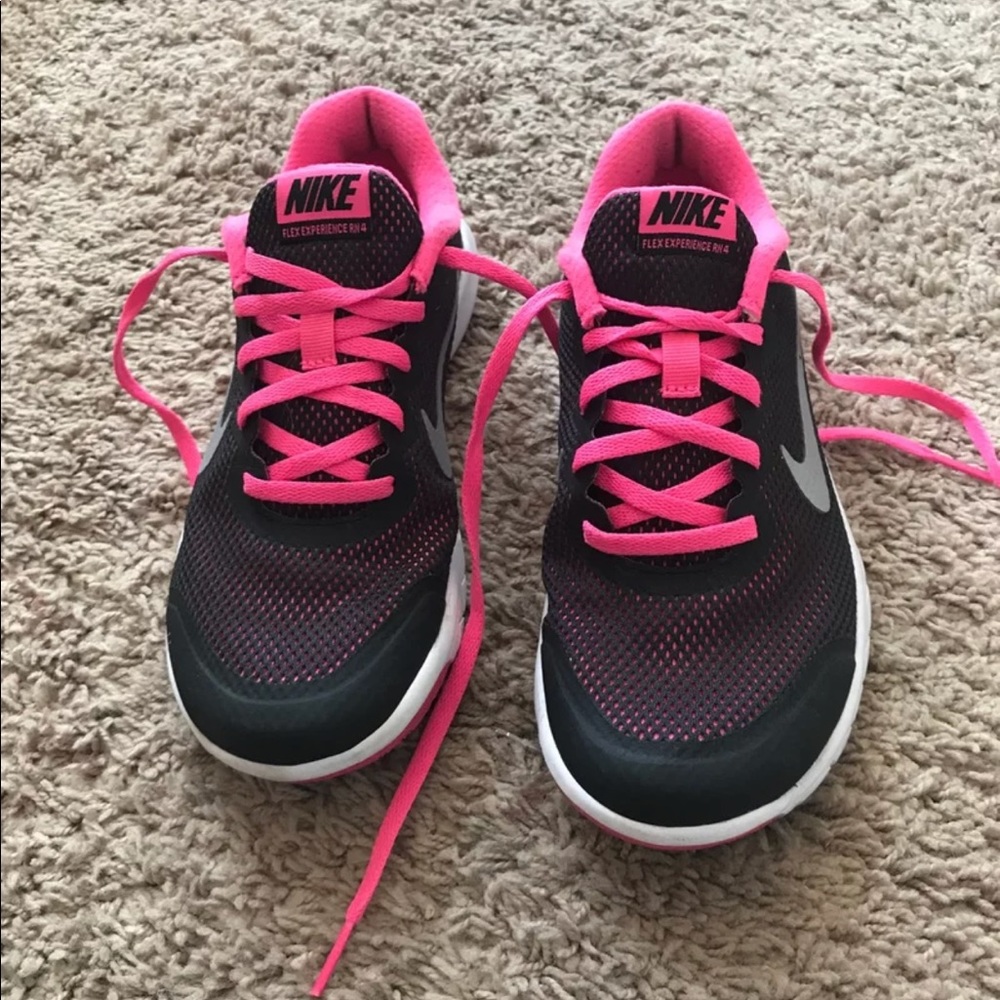 pink and black nike tennis shoes